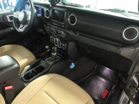 Used 2018 Jeep Wrangler Unlimited Sahara w/ LED Lighting Group AWD/4WD image 17