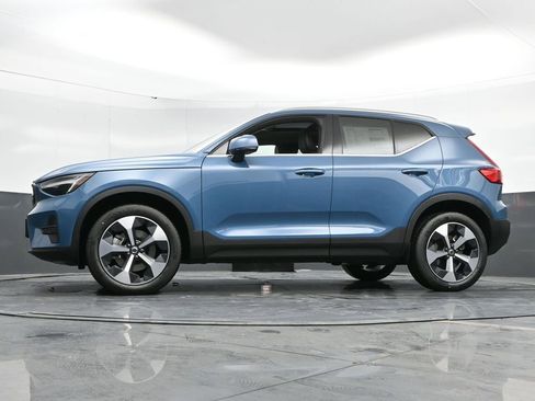 New 2025 Volvo XC40 B5 Core w/ Climate Package image 44