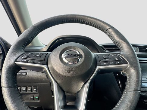 Used 2020 Nissan Rogue SV image 10