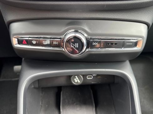 Used 2025 Volvo XC40 B5 Core image 27