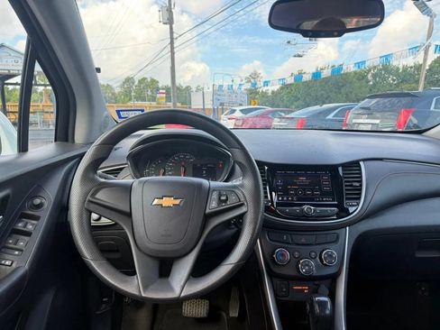 Used 2021 Chevrolet Trax LS FWD image 9