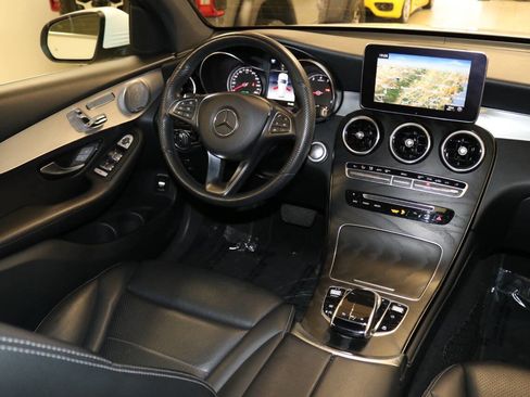 Used 2019 Mercedes-Benz GLC 300 4MATIC w/ Multimedia Package image 17
