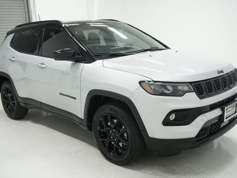 Used 2024 Jeep Compass Latitude w/ Sun and Sound Group image 3