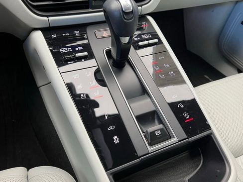 Certified 2024 Porsche Macan Turbo AWD/4WD image 11