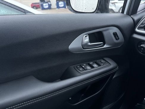 Used 2024 Chrysler Pacifica Select image 33