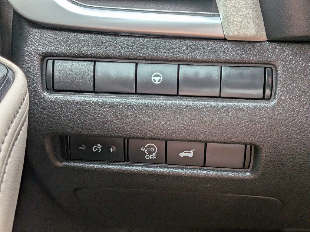 Used 2025 Nissan Rogue SV AWD/4WD image 33