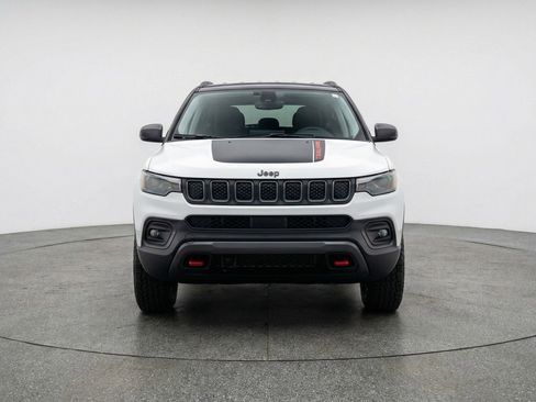 Used 2025 Jeep Compass Trailhawk AWD/4WD image 2