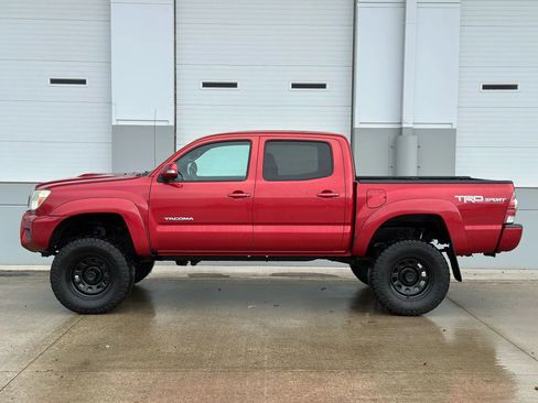 Used 2015 Toyota Tacoma Pickup 4D 5 ft w/ TRD Sport Package image 2
