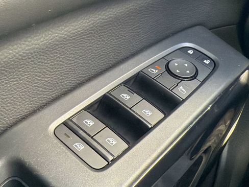 Used 2025 Nissan Pathfinder SV FWD image 25