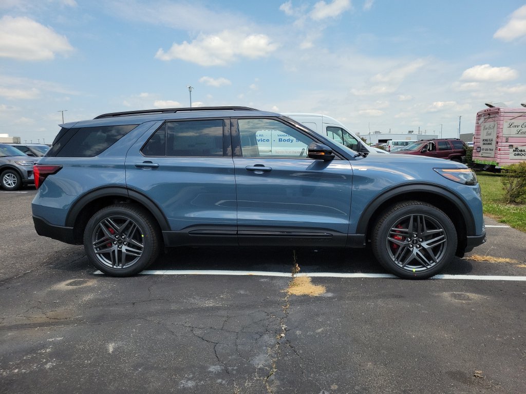 New 2026 Ford Explorer ST-Line w/ ST-Line Street Pack AWD/4WD image 3