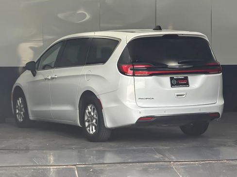 Used 2023 Chrysler Pacifica Touring-L image 5