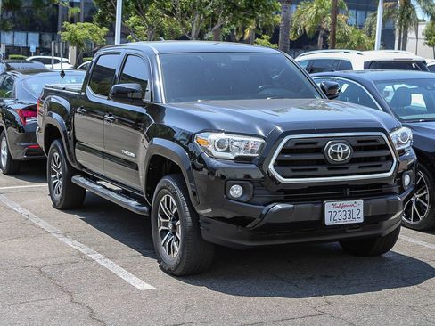 Used 2018 Toyota Tacoma SR5 RWD image 3