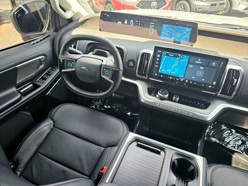 Used 2025 Ford Expedition Platinum w/ Driver's Package AWD/4WD image 32