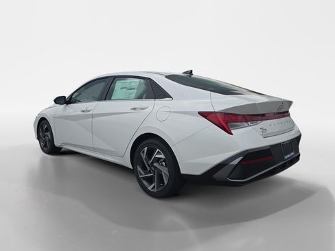 Used 2026 Hyundai Elantra Limited FWD image 5