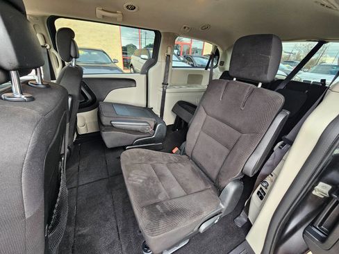Used 2018 Dodge Grand Caravan SE w/ UConnect Hands-Free Group image 8