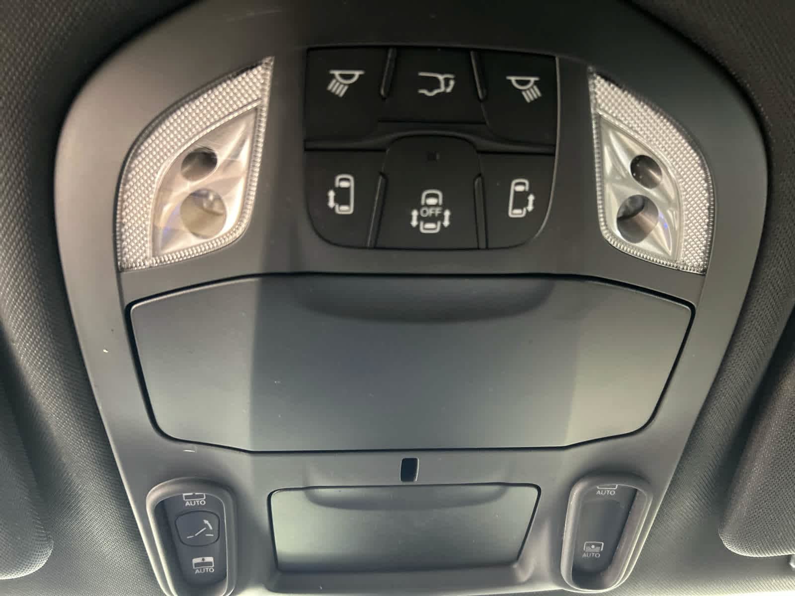 Used 2025 Chrysler Pacifica Limited FWD image 6