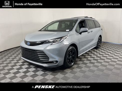 Used 2025 Toyota Sienna XLE Woodland Edition image 1