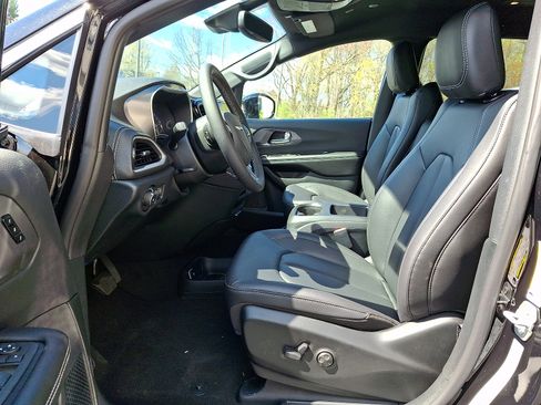 New 2026 Chrysler Pacifica Select image 9