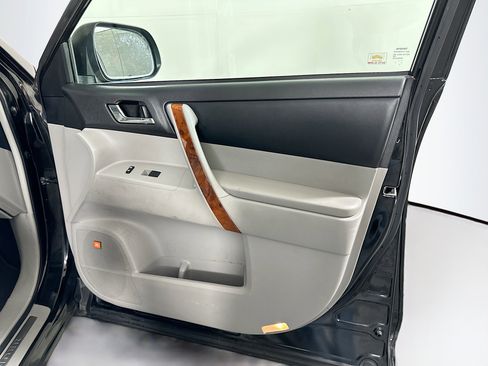 Used 2013 Toyota Highlander Limited image 32