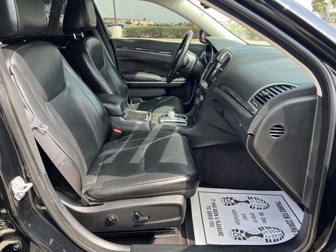 Used 2018 Chrysler 300 Limited image 10