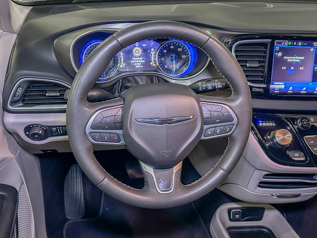 Used 2024 Chrysler Pacifica Touring-L FWD image 32