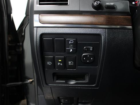 Used 2018 Toyota Land Cruiser AWD/4WD image 9