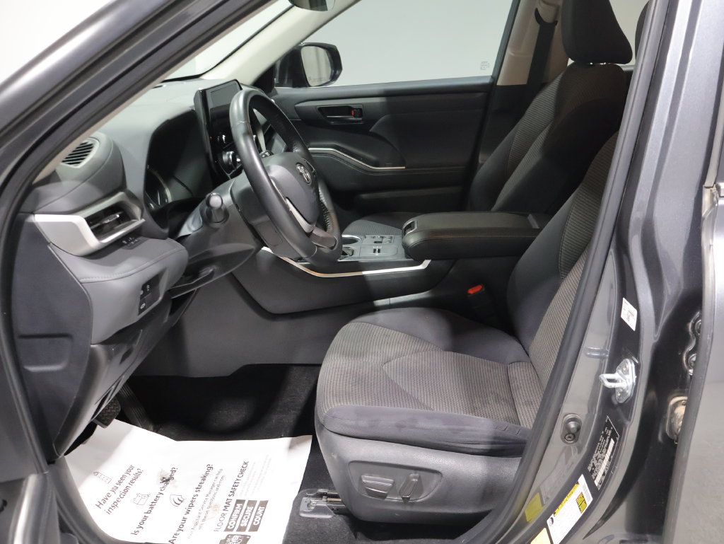 Used 2024 Toyota Highlander LE FWD image 10