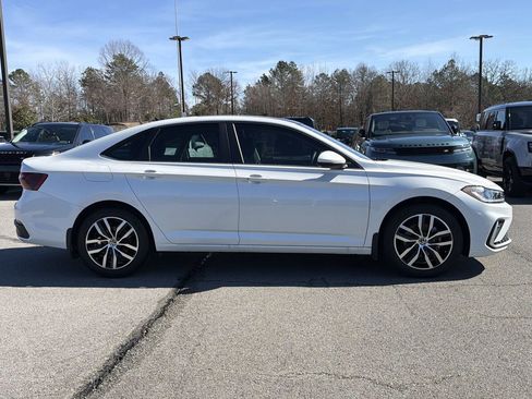 Used 2025 Volkswagen Jetta SE image 6