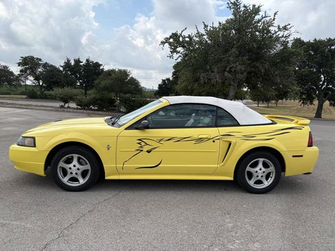 Used 2003 Ford Mustang Convertible RWD image 2