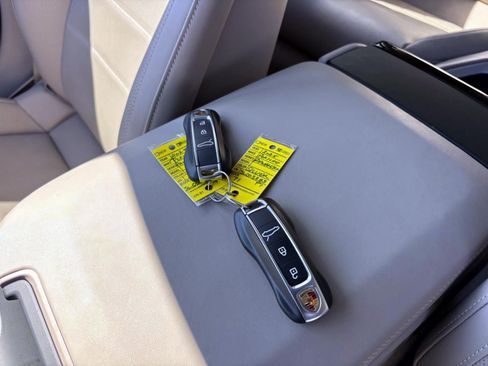 Used 2025 Porsche Panamera image 40