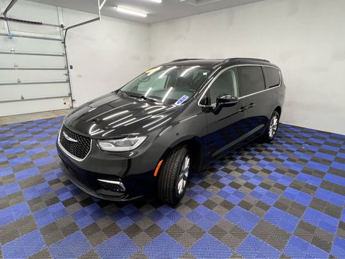 Used 2022 Chrysler Pacifica Touring-L image 16