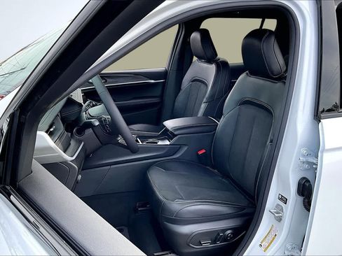 New 2026 Jeep Grand Cherokee Altitude image 11