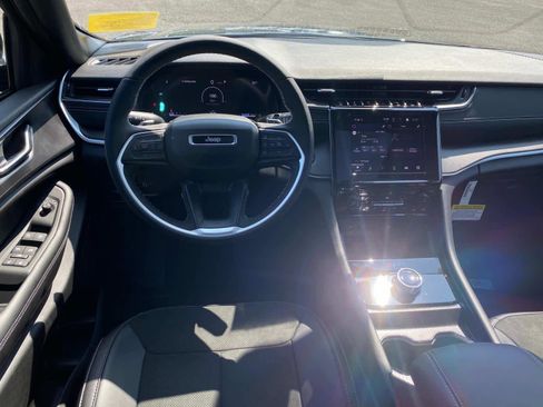 New 2025 Jeep Grand Cherokee Altitude image 9