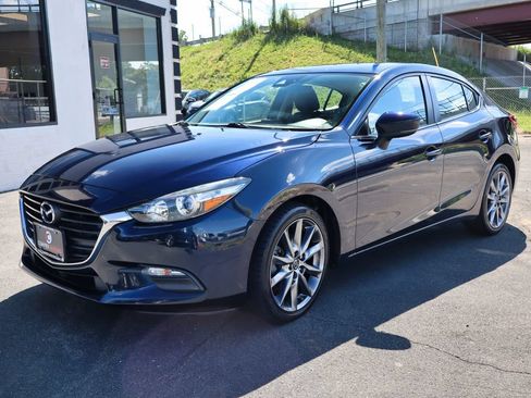 Used 2018 MAZDA MAZDA3 Touring FWD image 2