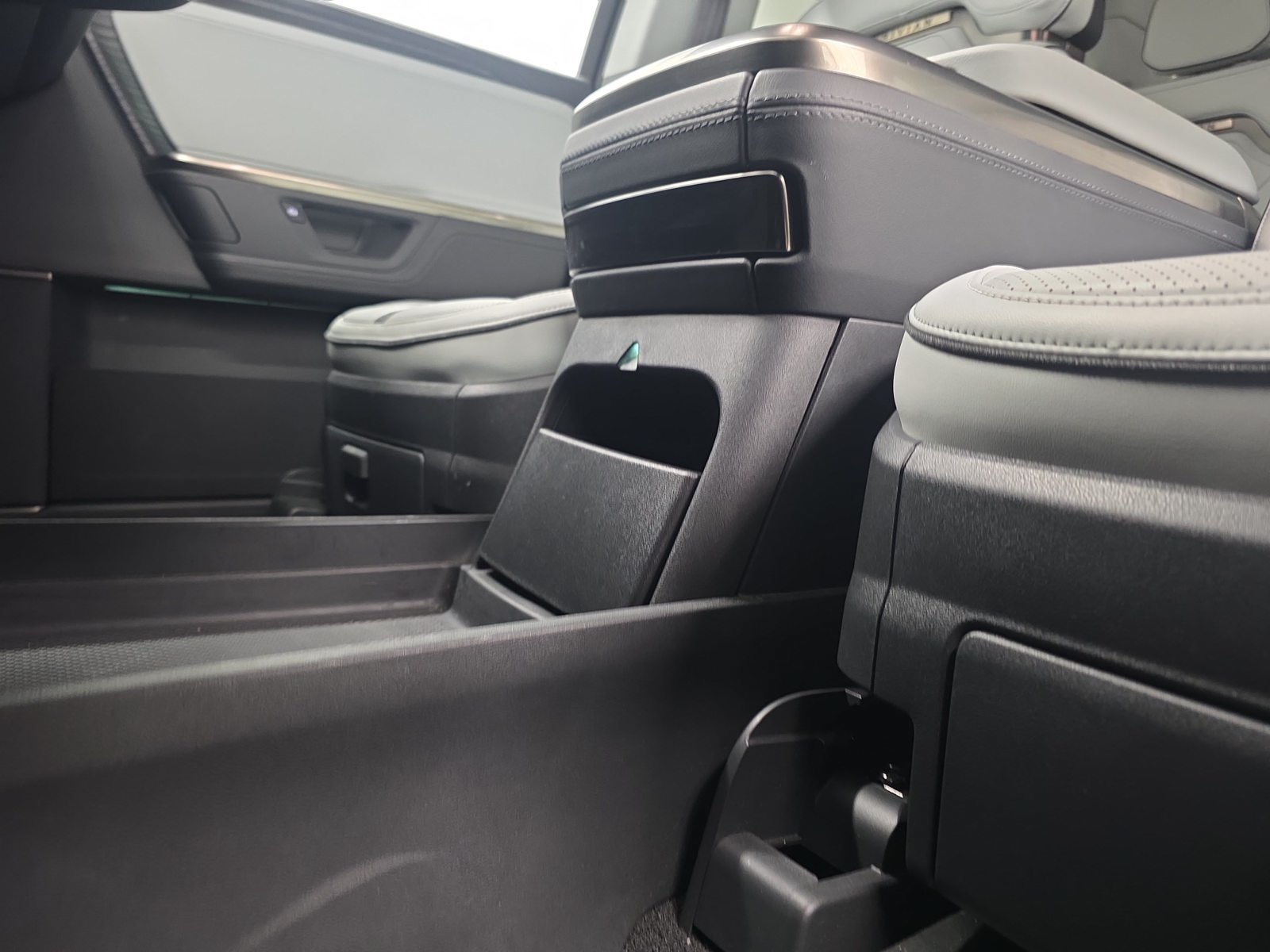 Used 2025 Rivian R1S Adventure Dual AWD/4WD image 33