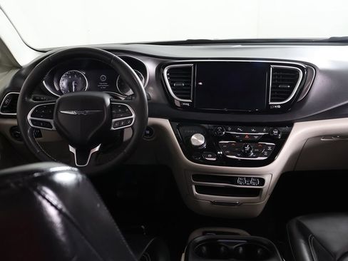 Used 2023 Chrysler Pacifica Touring-L FWD image 31