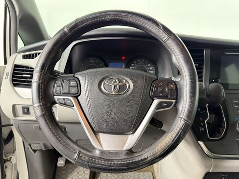 Used 2016 Toyota Sienna LE FWD image 16