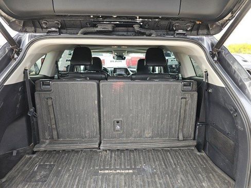 Used 2021 Toyota Highlander XLE image 17