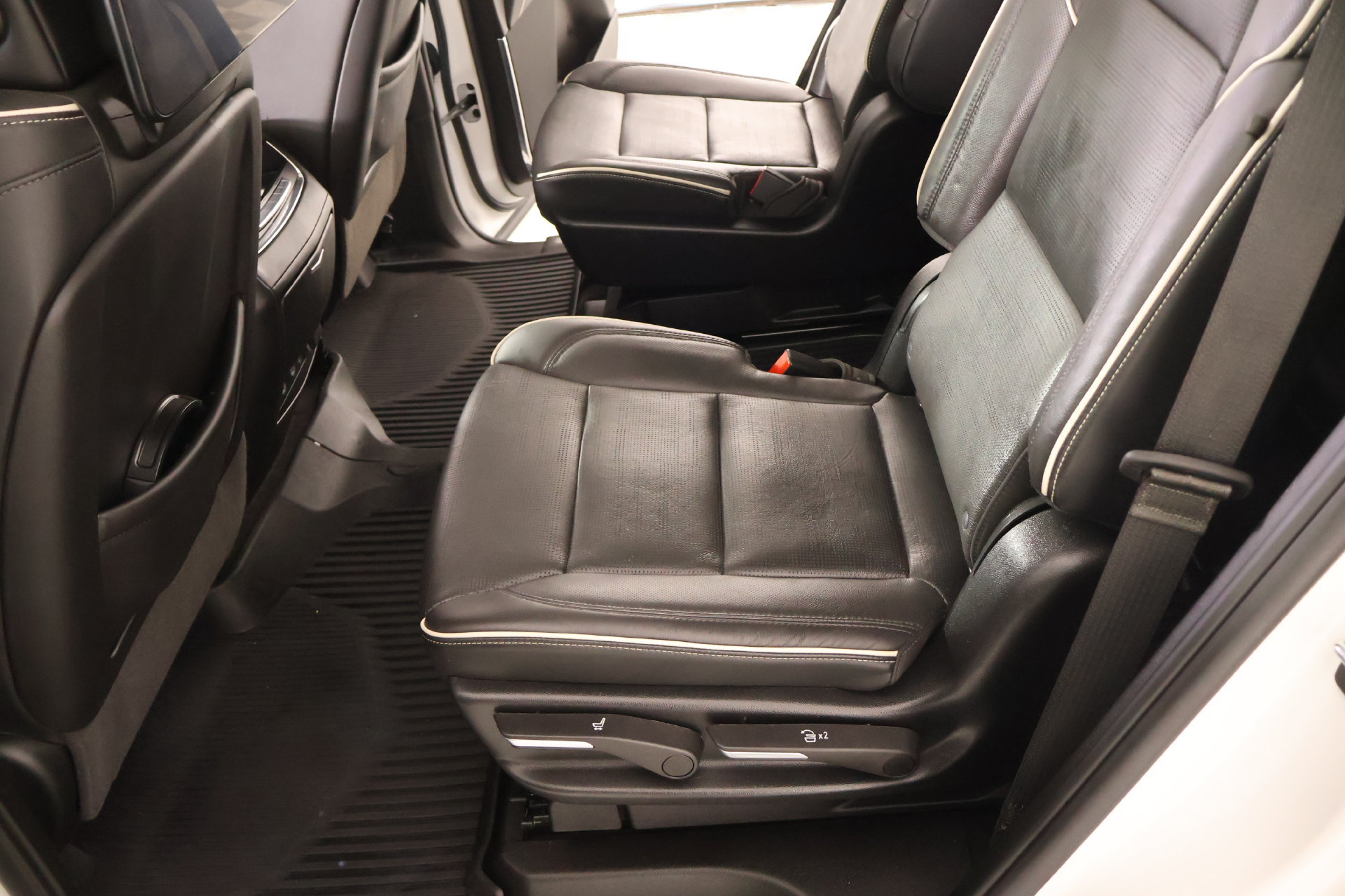 Used 2024 Cadillac Escalade Premium Luxury w/ Performance Package AWD/4WD image 12