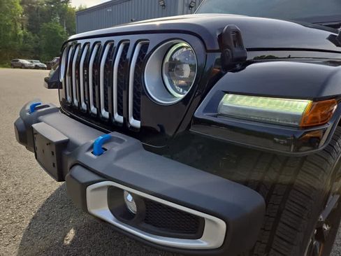 Used 2023 Jeep Wrangler Unlimited Sahara w/ Cold Weather Group AWD/4WD image 9