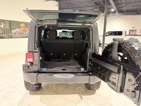 Used 2016 Jeep Wrangler Unlimited Rubicon w/ Connectivity Group AWD/4WD image 11