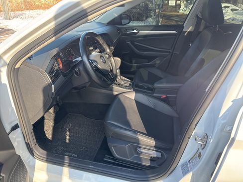 Used 2019 Volkswagen Jetta SE w/ Cold Weather Package image 2