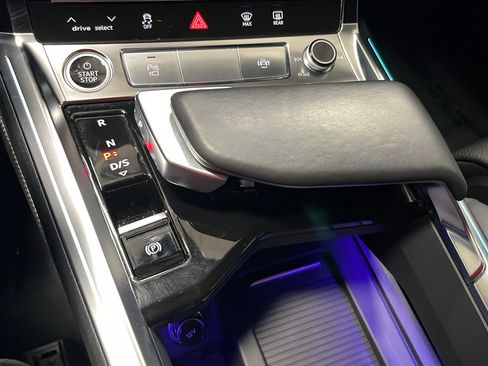 Used 2022 Audi e-tron Prestige w/ Prestige Package AWD/4WD image 19