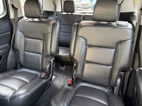 Used 2019 GMC Acadia SLT w/ LPO, 'HIT The Road' Package AWD/4WD image 13