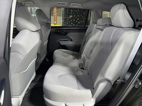 Used 2024 Toyota Highlander LE FWD image 17