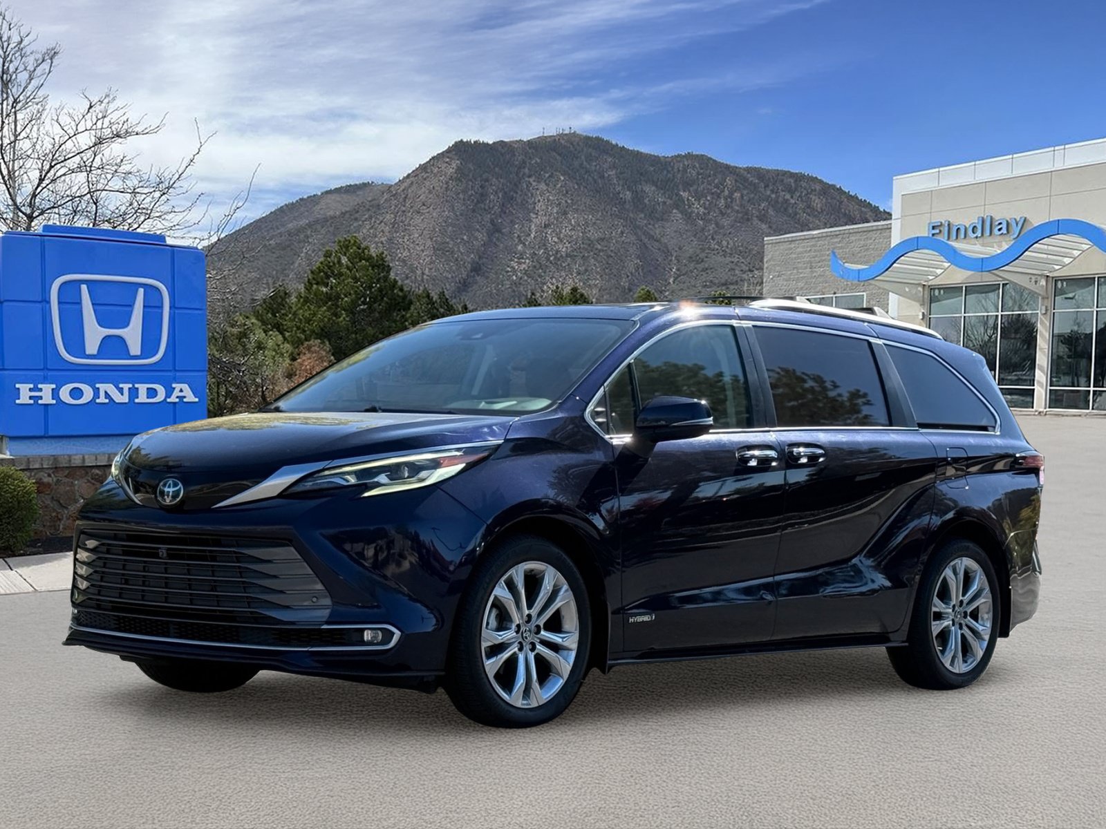 Used 2021 Toyota Sienna Platinum FWD image 2