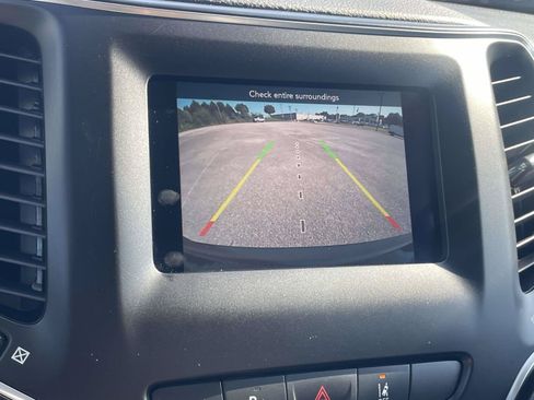 Used 2021 Jeep Cherokee Latitude Plus w/ Sun & Sound Group FWD image 17