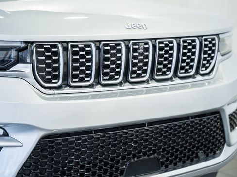 Used 2024 Jeep Grand Cherokee Summit AWD/4WD image 12