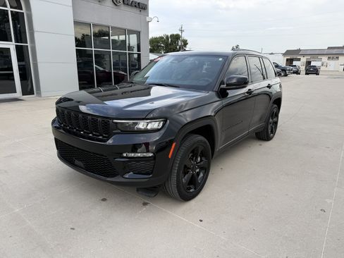 Used 2023 Jeep Grand Cherokee Limited w/ Black Appearance Package AWD/4WD image 35
