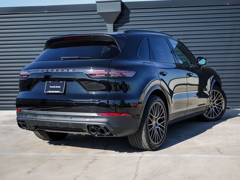 Certified 2023 Porsche Cayenne Platinum Edition image 7